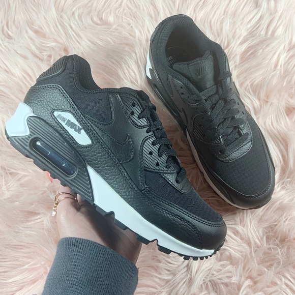 Nike Shoes - New Nike Women’s Air Max 90